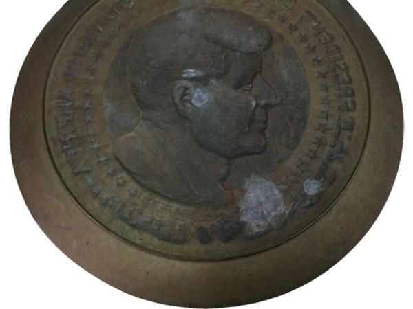 【ケネディ大統領 記念メダル／ブロンズ調・大型プレート】スタンド付き John f kennedy medal - Etsy 日本